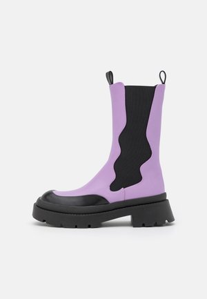 NA-KD WAVY ELASTIC BOOTS - Μπότες πλατφόρμα - black/purple