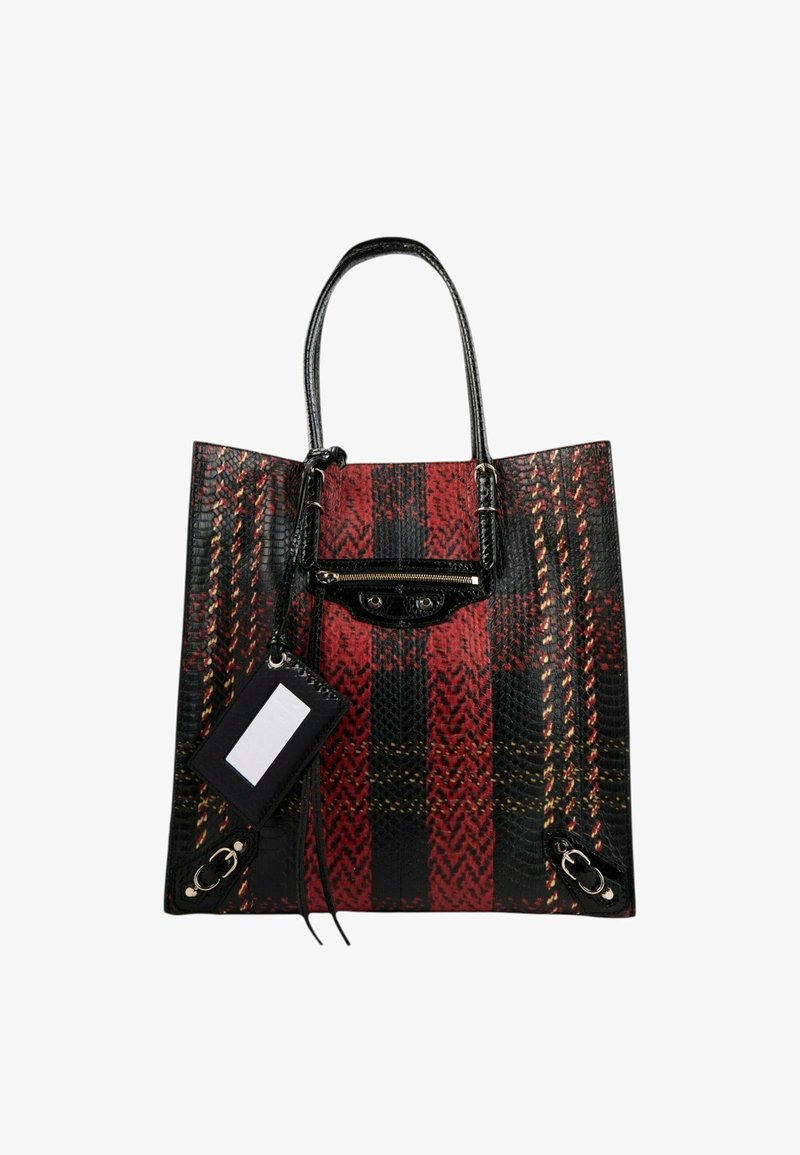 Sac cabas en cuir noir et rouge à motif, avec deux poignées, poche avant zippée et étiquette noire attachée avec fenêtre d'identité transparente.
