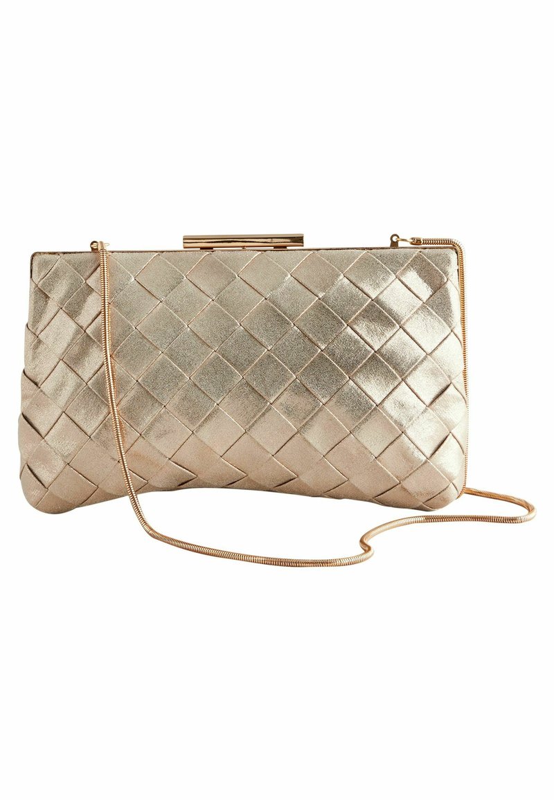 Petite pochette rectangulaire dorée avec texture tissée et fine bandoulière chaîne dorée sur fond blanc.