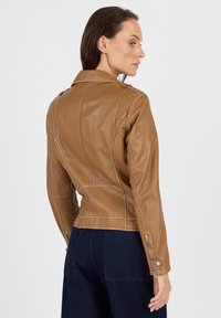 Braune Lederjacke mit taillierter Passform, ausgestattet mit einem Kragen und Druckknopf-Akzenten. Glatte Textur und genähte Details auf der Rückseite.