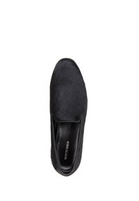Czarne buty na slip-on wykonane z miękkiego, teksturowanego materiału, z zaokrąglonym noskiem i gładkim wnętrzem. Logo widoczne na wkładce.
