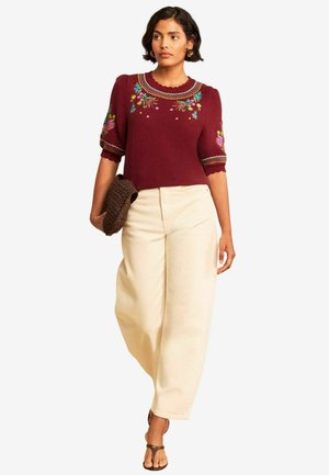 Love & Roses, REGULAR FIT - FLOWER EMBROIDERED DETAIL KNITTED SHORT SLEEVE TOP  . - Print T-shirt - burgundy red