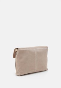 Beżowa zamszowa kopertówka o gładkiej fakturze, prostokątnym kształcie i złotym zamku błyskawicznym. Posiada bezszwowy przedni i boczny panel.