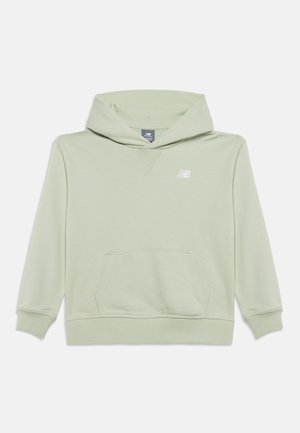 Jasnozielona bluza z kapturem i długimi rękawami, przednia kieszeń kangurka, ściągacze na rękawach i u dołu, oraz małe białe logo New Balance na piersi.