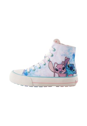Højtop-sneaker med hvid bund, blå tie-dye accenter og tegneseriefigurerne Stitch og Angel på siden, hvide snørebånd og gummisål.