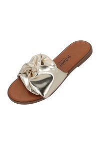 Sandalo slide metallizzato oro con design a fiocco annodato sulla cinghia. Caratterizzato da un plantare imbottito marrone e una suola testurizzata per una presa migliore.