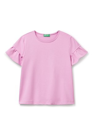 Różowa koszulka z krótkim rękawem z falbanami, okrągłym dekoltem i gładkim, lekkim materiałem. Prosty, casualowy fason.