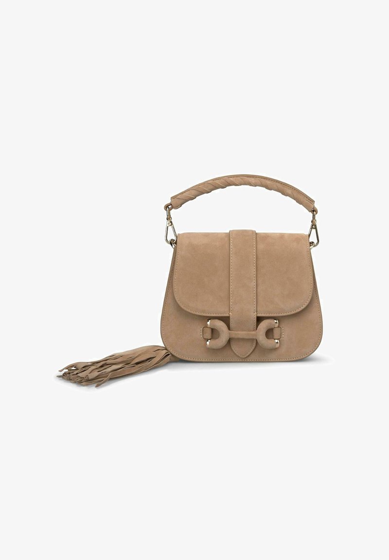 Geantă din suede bej cu mânere împletite, închidere cu clapetă și ciucure decorativ. Prezintă accente metalice și o textură netedă.