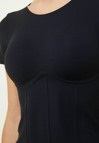 Top blu navy in tessuto liscio con scollo rotondo, maniche corte e cuciture sotto il busto per un aspetto aderente.