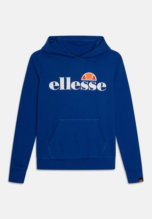Niebieska bluza z kapturem, z przednią kieszenią i białym logo „ellesse” z pomarańczowym półokrągłym motywem nad tekstem.