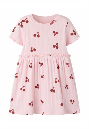 Robe bébé rose à manches courtes avec taille froncée, tissu texturé et motif imprimé de cerises rouges.