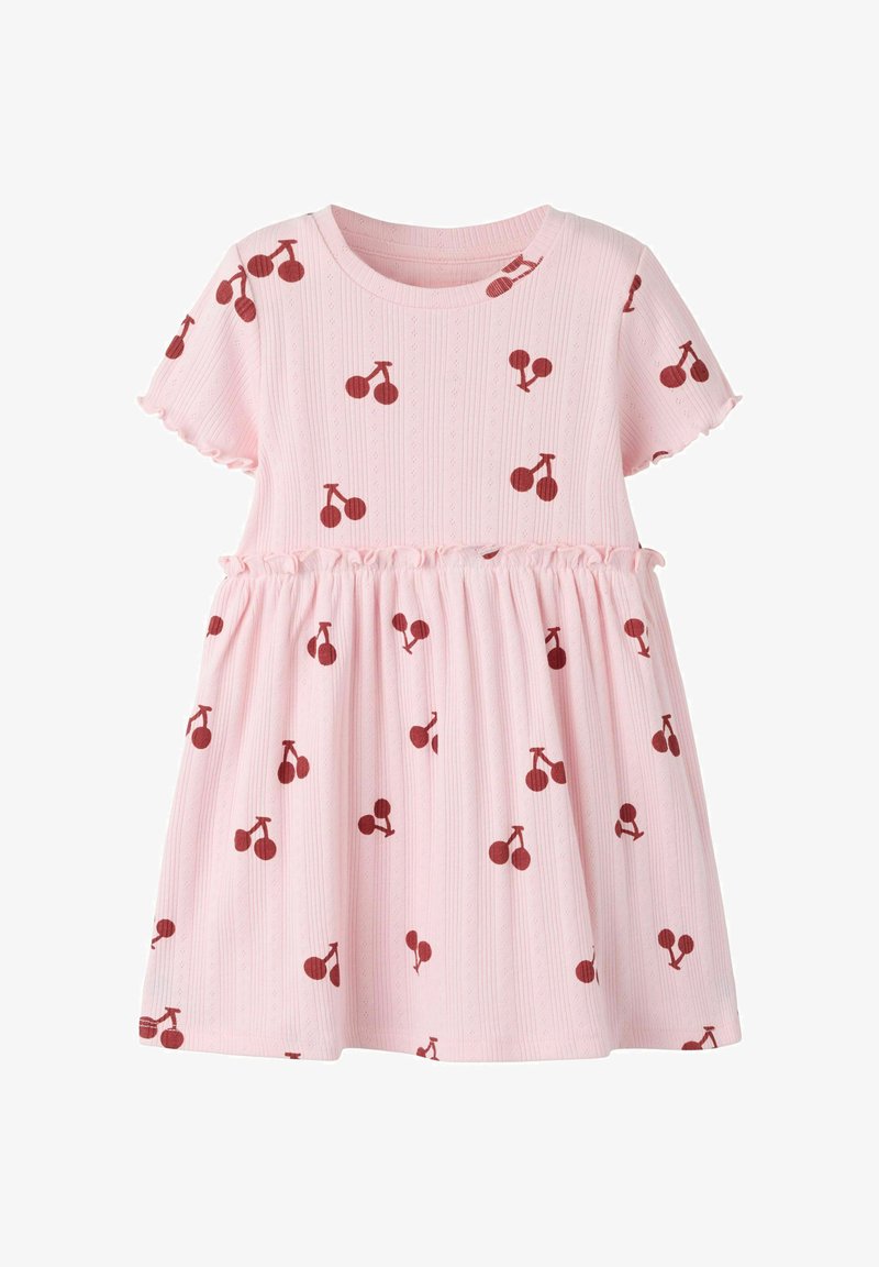 Robe bébé rose à manches courtes avec taille froncée, tissu texturé et motif imprimé de cerises rouges.
