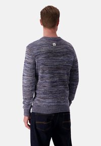 Männer Langarmpullover aus blau-grauem meliertem Strick. Mit Rundhalsausschnitt, gerippten Bündchen und Saum sowie einem Etikett am Nacken.