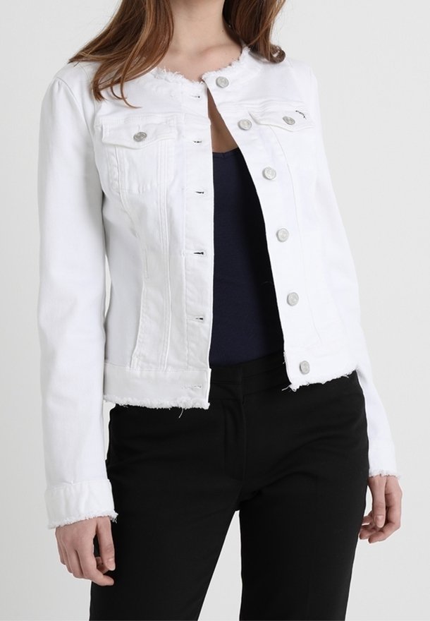 Giacca di denim bianco con design accorciato, chiusure con bottoni in argento, due tasche sul petto e bordi sfrangiati su colletto e maniche.