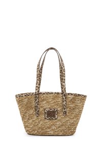 Borsa tote in paglia intrecciata beige con manici in tessuto a stampa leopardata. Presenta una toppa quadrata con logo al centro. Forma ampia e strutturata.