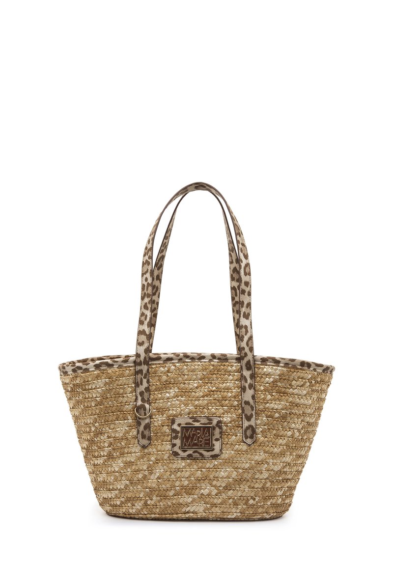 Borsa tote in paglia intrecciata beige con manici in tessuto a stampa leopardata. Presenta una toppa quadrata con logo al centro. Forma ampia e strutturata.