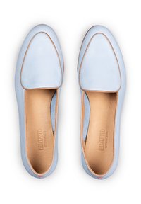Des chaussures en cuir bleu clair à enfiler, avec un bout arrondi, des accents beiges et une texture lisse. L'intérieur est doté d'une doublure douce et d'un logo.