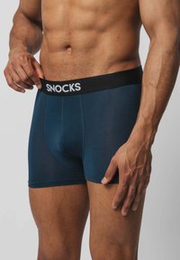 Dunkelblaue Boxershorts aus Baumwollmischung, mit einem schwarzen Gummibund, der das Logo 'SNOCKS' in Weiß trägt. Weicher Stoff, körpernahe Passform.