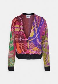 Kolorowy, dziergany kardigan z abstrakcyjnym, wielokolorowym wzorem, z czarnymi zapięciami na guziki oraz prążkowanym czarnym dołem i mankietami.
