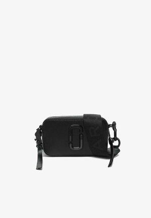 Schwarze Leder-Crossbody-Tasche mit strukturiertem Oberfläche, Reißverschluss, auffälligem Logo auf der Vorderseite und einem abnehmbaren Tragegurt mit Branding.