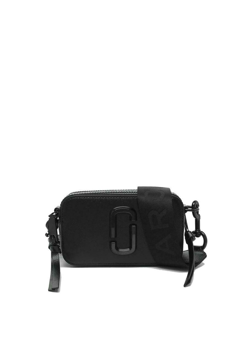 La borsa a tracolla nera in pelle presenta una superficie testurizzata, una chiusura zip, un logo prominente sul fronte e una tracolla staccabile con marchio.