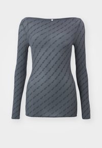 Sivi dugosleeve top s prilagođenim oblikom, s ponavljajućim uzorkom logotipa i širokim izrezom, izrađen od glatkog, laganog materijala.