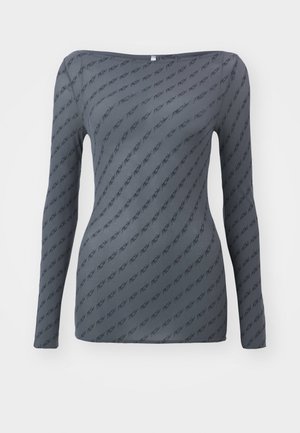 Grå langermet topp med en tettsittende fasong, med et gjentagende logomønster og vid halslinje, laget av et glatt, lett stoff.