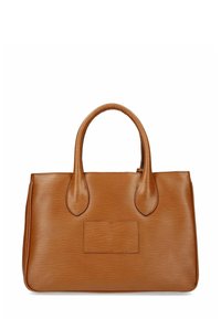 Borsa a mano rettangolare in pelle color cammello con superficie testurizzata, due manici arrotondati e una toppa rettangolare cucita sul davanti.