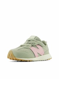 Baskets vert clair avec logo "N" en imprimé léopard rose, en tissu en maille et en daim, semelle en caoutchouc et lacets, présentées de l'angle avant gauche.