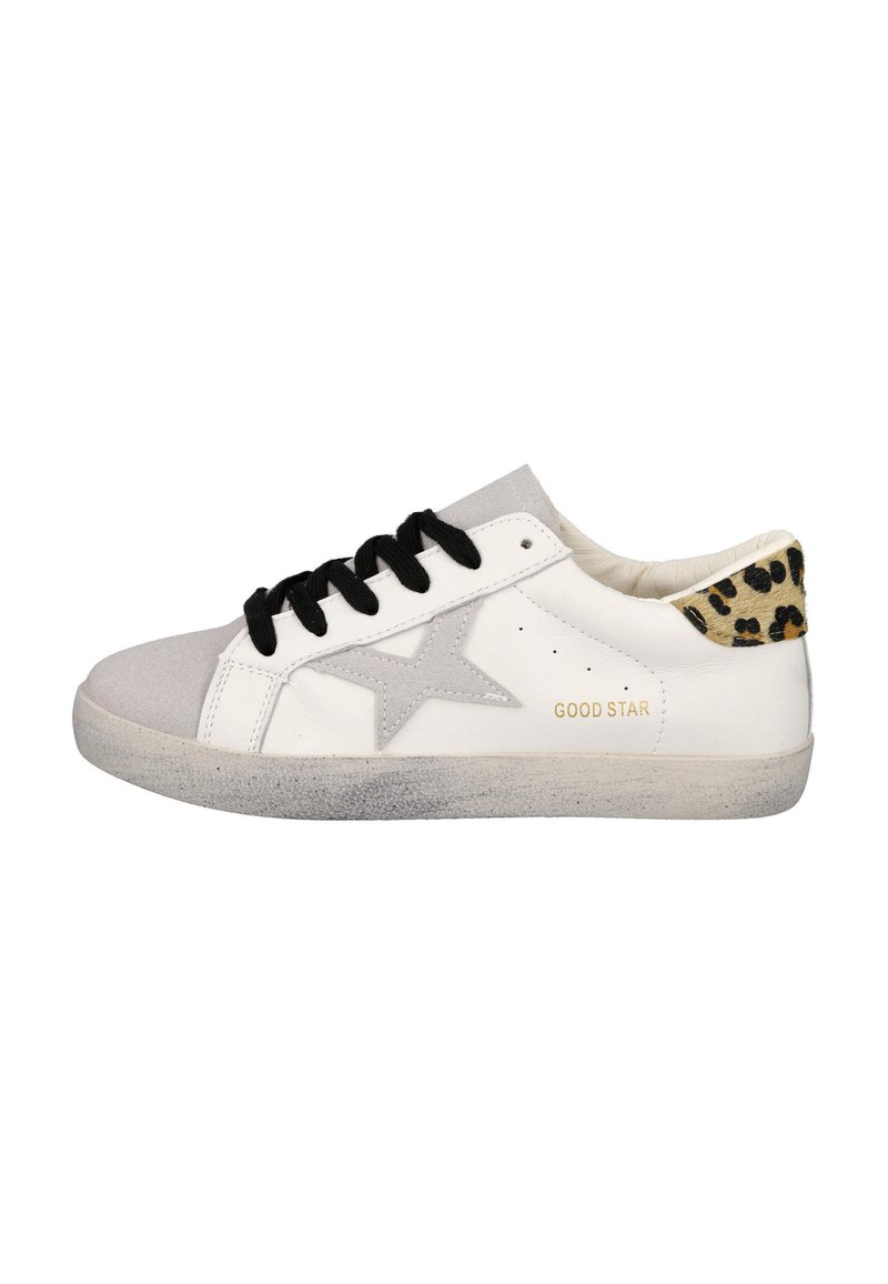 Zapatilla blanca con detalle de estrella gris, cordones negros y detalle de estampado de leopardo en el talón. Cuenta con una suela texturizada y la marca "GOOD STAR".