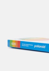 Emballage de film Polaroid 600, avec des rayures colorées en vert, jaune, orange et rouge. Le texte indique "8 photos instantanées en couleur cadre rond."