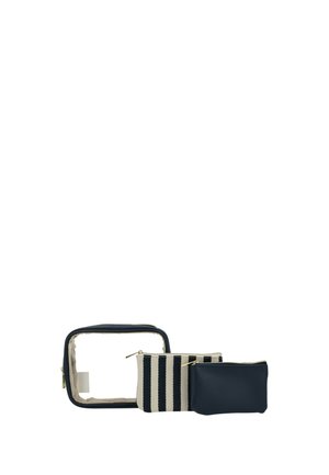 Tre pochette per cosmetici con cerniera: una trasparente con rifiniture nere, una a righe verticali bianche e nere, e una completamente nera.