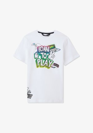 T-shirt bianco in cotone con grafica colorata che riporta la scritta "BORN 2 PLAY" e elementi di gioco come un laptop e controller. Maniche corte.