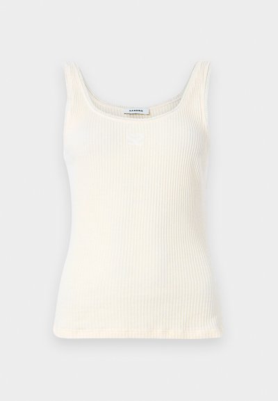 Kremo spalvos juostelėmis marškinėliai su apvaliu iškirpimu, siauromis petnešėlėmis ir mažu logotipu priekyje. Minkšta textura, prigludusi siluetas ir tiesus kraštas.