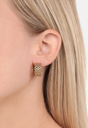 Orecchini a cerchio in oro con un design testurizzato e intrecciato. Gli orecchini presentano una finitura metallica lucida e una forma arrotondata e compatta.
