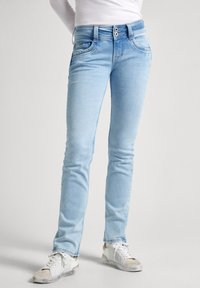 Ljusa jeans i skinny-fit av denim, med en medelhög midja, två framfickor och subtila sömnadsdetaljer. Kombinationen är kompletterad med vita sneakers.