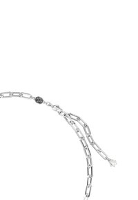 Ασημένια αλυσίδα κολιέ με επιμήκεις συνδέσμους, μαύρο λογότυπο και λαμπερή λεπτομέρεια κρεμαστού πέτους. Λείος, γυαλισμένος φινίρισμα.