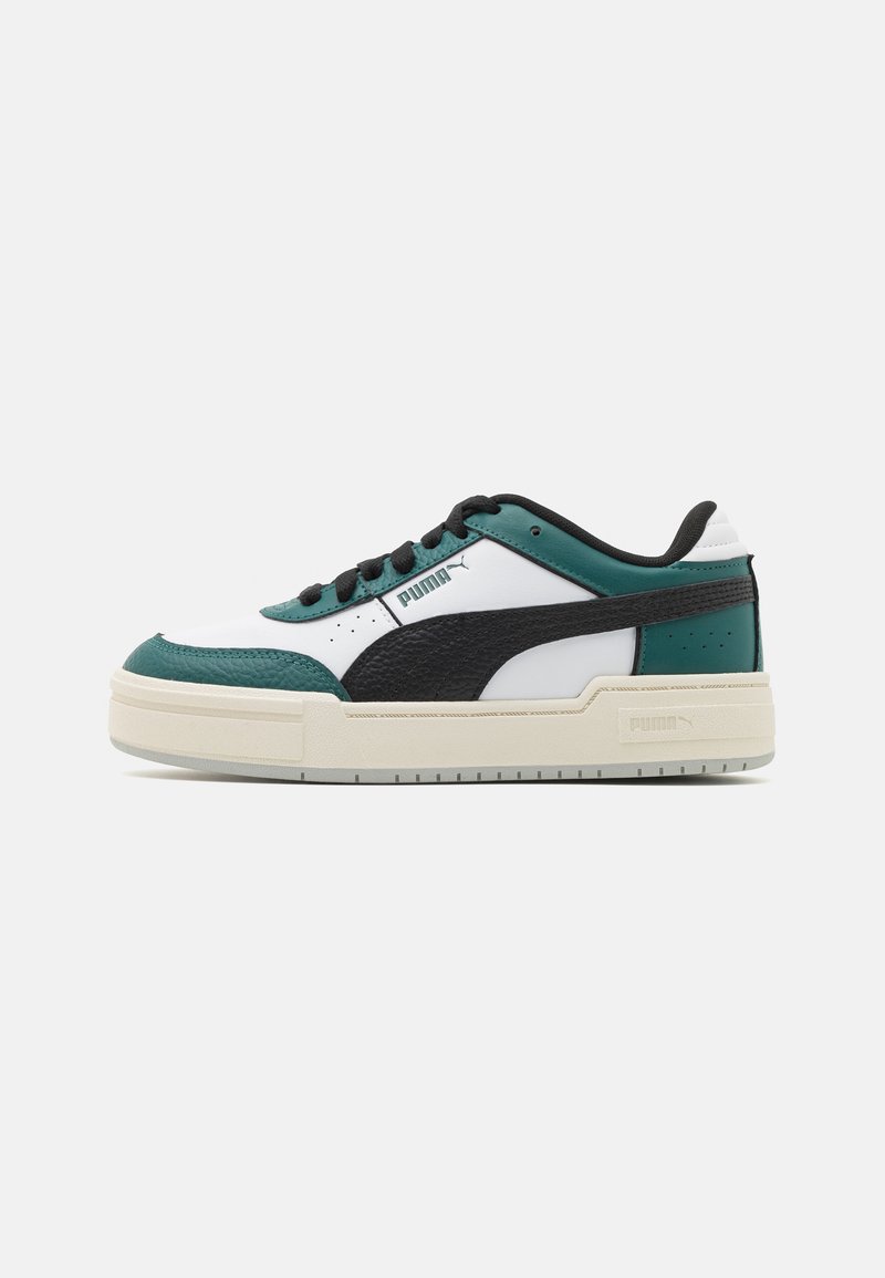Sneaker realizzati in pelle bianca, nera e teal con una suola in cremoso chunky, caratterizzati da punta arrotondata, chiusura con lacci e dettagli con il logo Puma.