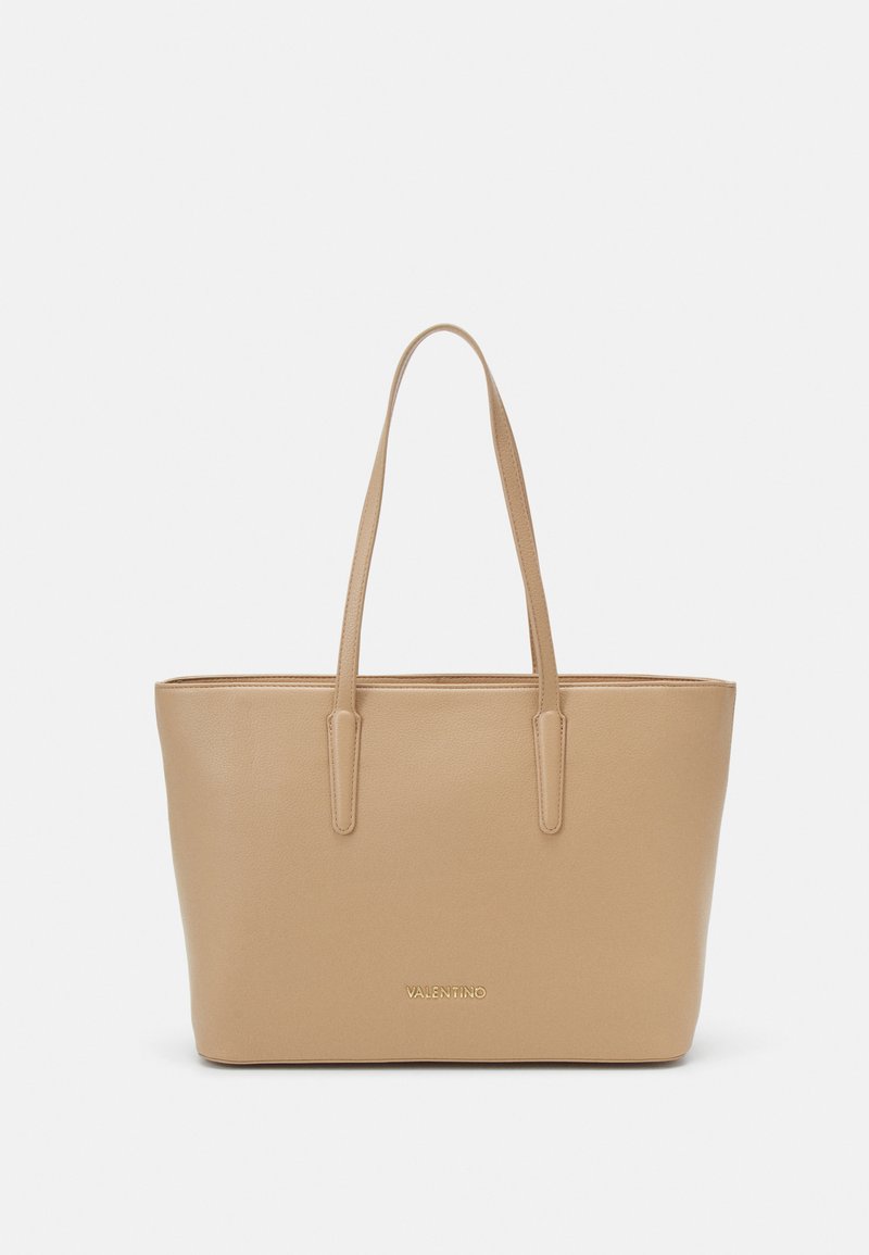 Borsa tote in pelle beige con doppie spalline, forma rettangolare, texture liscia e logo in rilievo sul davanti.