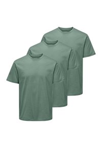 Tre t-shirt a maniche corte di colore verde tenue, in cotone, con collo rotondo classico e vestibilità comoda, senza fantasie né dettagli.