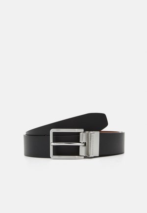 Cintura in pelle nera con fibbia in metallo argentato, caratterizzata da una texture liscia e un design classico. La fibbia presenta una forma rettangolare e una linguetta.