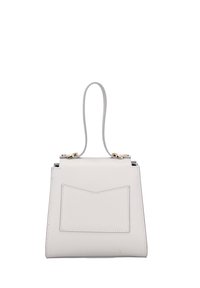 Borsa a tracolla in pelle bianca con una forma strutturata, manico superiore e tasca frontale. Decorazioni in metallo dorato e dettagli di cucitura visibili.