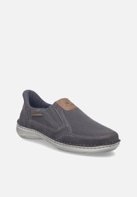 Chaussure grise à enfiler avec dessus en daim et mesh, accent en cuir marron sur la languette, et semelle en caoutchouc texturée avec détail de couture.