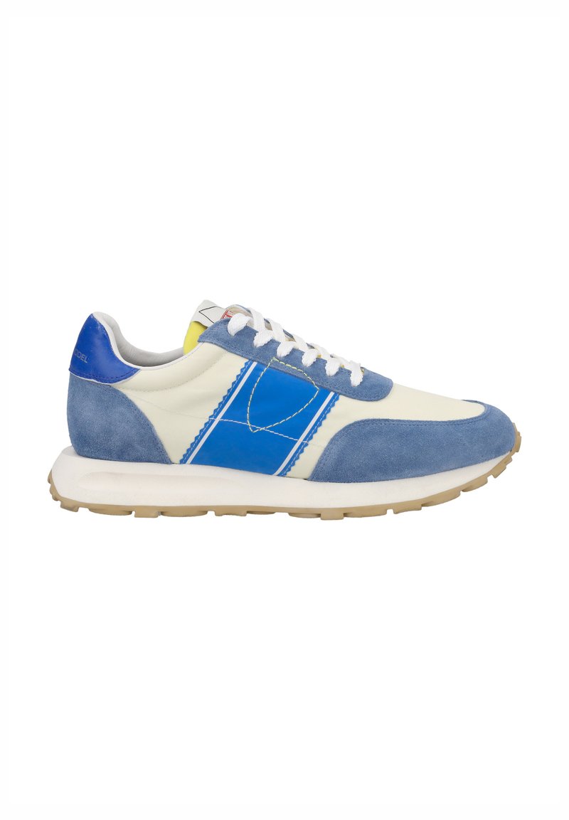 Sneaker blu e crema realizzata in materiali scamosciato e pelle, con accenti blu a contrasto, lacci bianchi e una suola in gomma testurizzata.