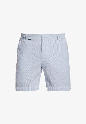 Shorts pour hommes à rayures verticales bleues et blanches avec passants de ceinture et poches latérales, présentés sur un fond blanc.