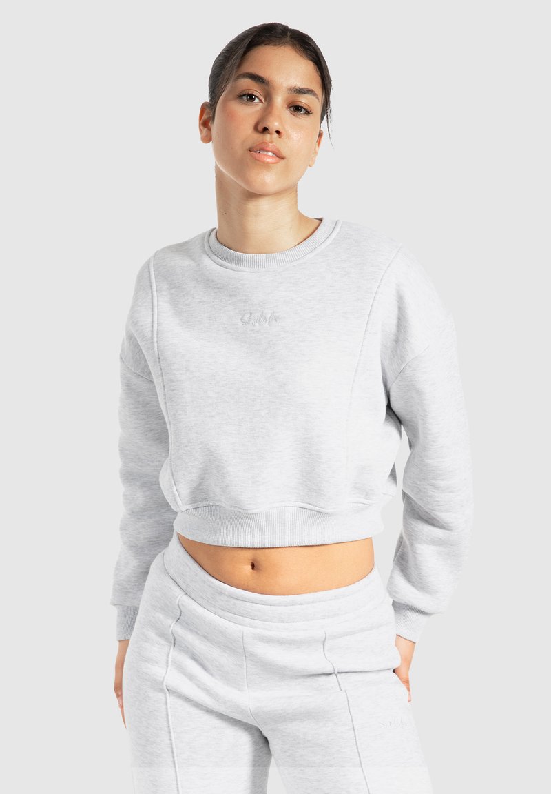 Sweatshirt grigio corto con maniche lunghe, colletto e orlo a coste, caratterizzato da un sottile logo ricamato sul petto. Tessuto morbido e testurizzato.