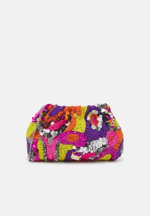 Petite pochette à surface texturée, décorée de perles et de sequins colorés en rose vif, orange, jaune, violet et argenté.