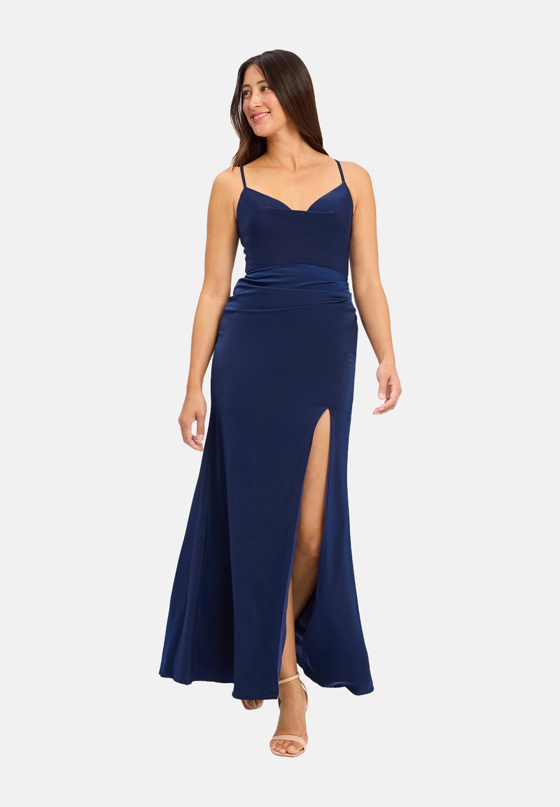 Granatowa maxi sukienka wykonana z gładkiego materiału, z dekoltem w kształcie serca, cienkimi ramiączkami i rozcięciem sięgającym do uda.
