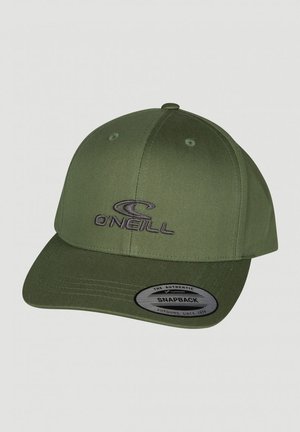 Cappellino snapback verde oliva con visiera curva, caratterizzato da un logo O'Neill ricamato in grigio. Il tessuto ha una texture liscia e opaca.