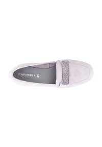 Jasnoszare zamszowe buty slip-on z teksturowanym paskiem na górze. Miękka podszewka wewnętrzna i okrągły nosek. Logo marki widoczne w środku.